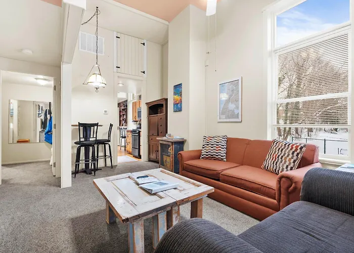 Bright Historic Apartment | 2 Blocks To Downtown